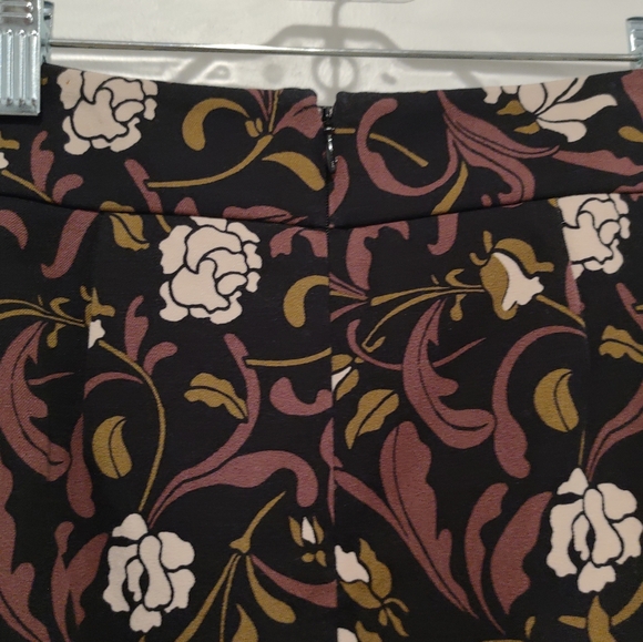 Loft paisley printed pencil skirt, form fitting, zippered closure - size 2 - Picture 7 of 10